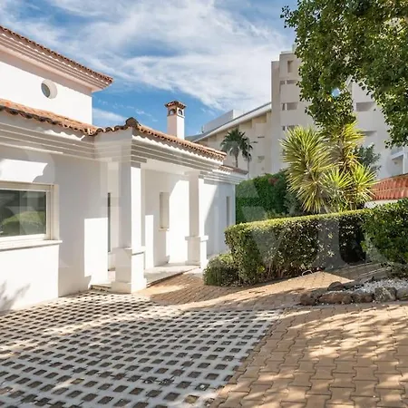 Villa Exclusive Poolside With Cine & Bbq By Rems Benalmadena