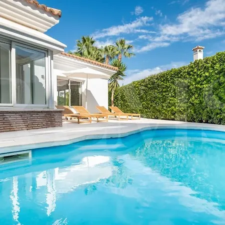 Exclusive Poolside With Cine & Bbq By Rems Villa Benalmadena